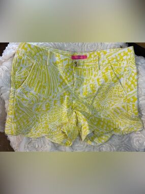 Lilly Pulitzer Yellow and White High-Waist Scallop Hem Shorts